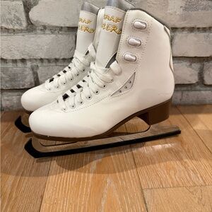 Classic White Ice Skates from Graf Switzerland „Bolero“